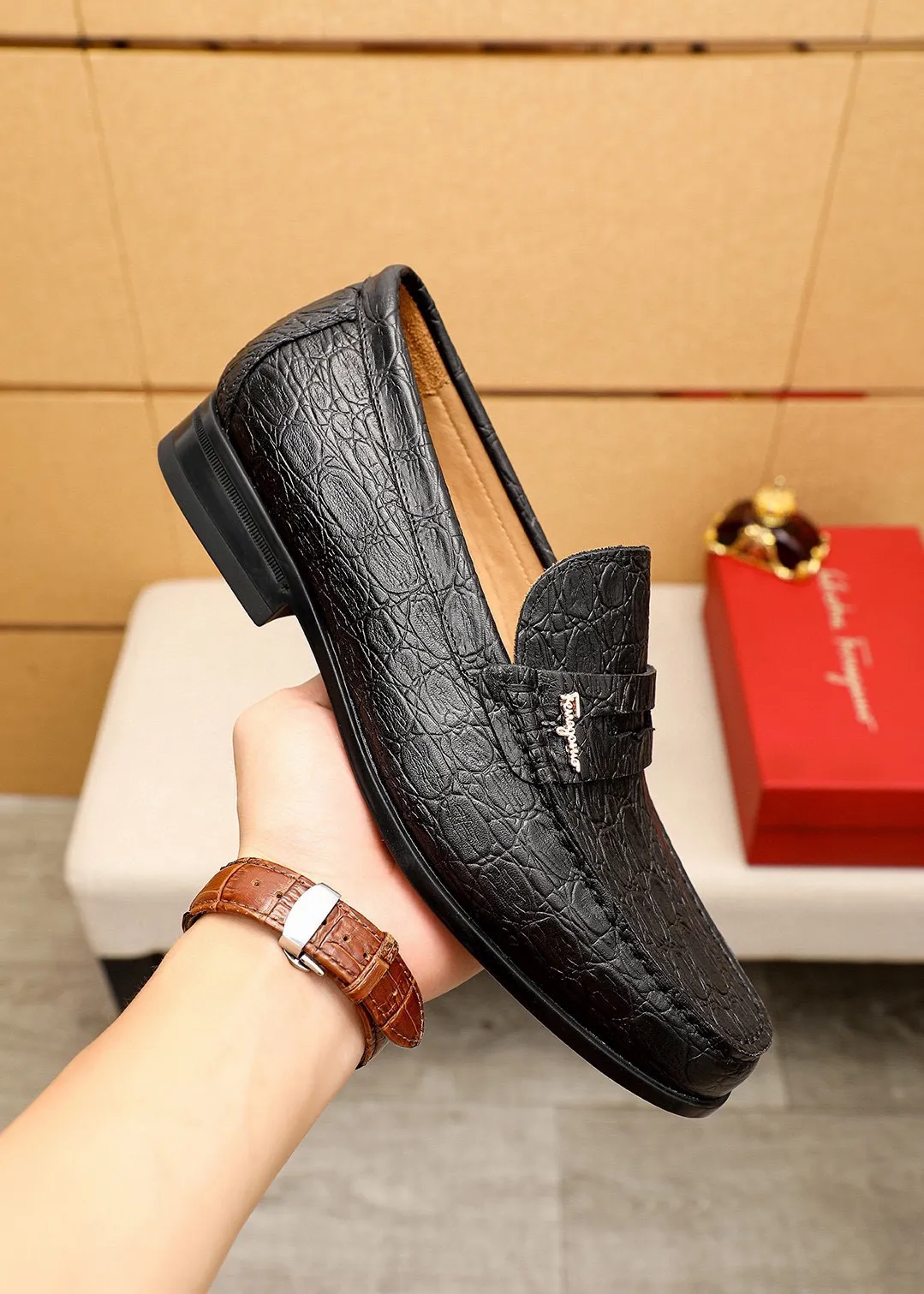 Men's shoes 💰480 💐 Product trademark: Ferragamo "Ferragamo" casual leather shoes Regular size: 38-44 (45🉑️customized) Product materials: Selected imported first-layer calfskin embossed upper + luxury hardware buckle, imported water-dyed cowhide leather lining. Strong three-dimensional visual effect, original outsole color: 1⃣️color optional